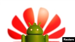 华为徽标前面的3D安卓徽标。（2019年5月20日）