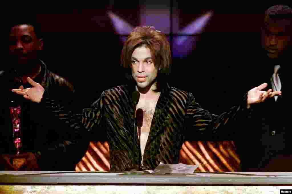 Prince, yang sempat memakai nama "The Artist," menerima penghargaan sebagai Artis Pria Terbaik Abad ini pada Soul Train Music Awards ke-14, 2000. (AP/Kevork Djansezian)