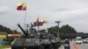 Soldados y tanques del ejército vigilan las casetas de peaje para evitar que los manifestantes los dañen, en las afueras de Bogotá, Colombia, el martes 4 de mayo de 2021.