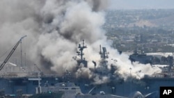 灭火行动继续在美国海军“好人理查号”( USS Bonhomme Richard )两栖攻击舰上展开。(2020年7月14日)