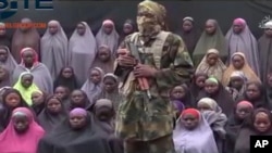 Photographie extraite d'une vidéo montrant un soldat de Boko Haram devant un groupe de filles qui pourraient être les 276 jeunes filles de l'école de Chibok, le 14 août 2016.
