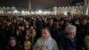 El papa Francisco duerme bien y sigue con su recuperación, mientras miles oran por su salud en el Vaticano
