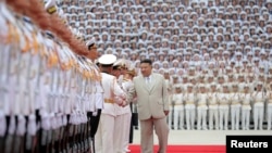 El líder norcoreano Kim Jong Un visita el Comando de la Marina de Corea de Norte el 29 de agosto de 2023. Foto de la agencia de prensa norcoreana KCNA divulgada por Reuters.