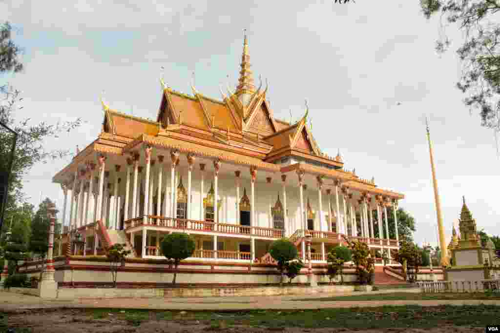 Mekong Turtle Conservation Center, located in the historic 100-pillar pagoda, Wat Sor Sor Muoy Roy, in Sambor district, north of Kratie. Building the center in a pagoda is expected to keep the species safe from harm. (Khan Sokummono/VOA)