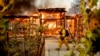 Seorang petugas damkar melewati kawasan rumah penduduk yang terbakar di Healdsburg, California, Minggu (27/10). 
