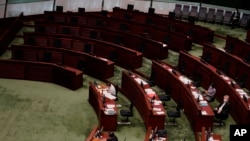 资料照片：香港立法会民主派议员集体辞职后，立法会里民主派议员的席位空荡荡。（2020年11月12日）