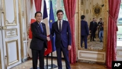 El primer ministro de Japón, Fumio Kishida, a la izquierda, es recibido por el primer ministro de Francia, Gabriel Attal, a la derecha, en su oficina en París, el miércoles 1 de mayo de 2024. 