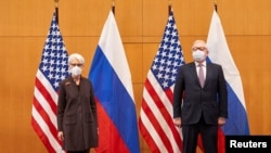 La subsecretaria de Estado de Estados Unidos, Wendy Sherman, y el viceministro de Relaciones Exteriores de Rusia, Sergei Ryabkov, asisten a conversaciones de seguridad en la Misión de Estados Unidos en Ginebra, Suiza, el 10 de enero de 2022.