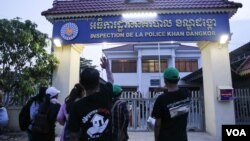 ក្រុម​សកម្មជន​សហគមន៍​បុរីកីឡា បុគ្គលិក​អង្គការ​សិទ្ធិ​មនុស្ស​និង​អ្នក​សារព័ត៌មាន​រង់​ចាំ​នៅ​មុខ​អធិការដ្ឋាន​ប៉ូលិស​ខ័ណ្ឌ​ដង្កោ ក្នុង​អំឡុង​ពេល​មាន​ការ​សាកសួរ​អ្នកចូលរូម​យុទ្ធនាការ«ថ្ងៃច័ន្ទពណ៌ខ្មៅ» កាលពី​ព្រឹក​ថ្ងៃច័ន្ទ​ទី​០៩​ឧសភា​នេះ។ (ឡេង ឡែន/VOA) 