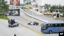 墨西哥警方將發現屍體的現場道路封鎖進行調查。