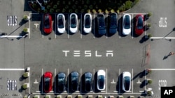 រូបឯកសារ៖ រថយន្ត Tesla តម្រង់ជួរនៅចំណតរថយន្តរោងចក្រ Fremont រដ្ឋកាលីហ្វ័រញ៉ា កាលពីថ្ងៃទី១៨ ខែកញ្ញា ឆ្នាំ២០២៣។