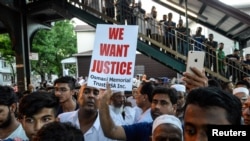 Warga Muslim melakukan unjuk rasa untuk menuntut keadilan, di lokasi di mana Imam Maulama Akonjee dan temannya ditembak tewas di Queens, New York, Sabtu (13/8).