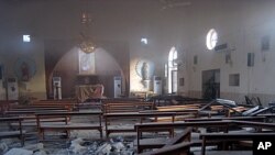 伊拉克基尔库克市一座基督教堂8月2日遭汽车爆炸袭击后的内部情景