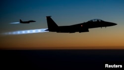 2014年9月23日，兩架美軍F-15E戰機在敘利亞執行空襲任務後，飛越伊拉克北部領空。
