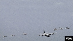 Kapal induk USS George Washington didatangkan khusus untuk latihan militer bersama di perairan lepas pantai Korea ini.