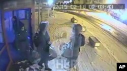 Tiga gadis Inggris berjalan di stasiun bis di Istanbul, Turki (foto: dok).