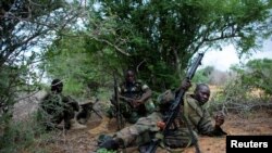 Pasukan Uni Afrika saat bertempur dengan militan al-Shabab di pinggiran ibukota Mogadishu (22/5).