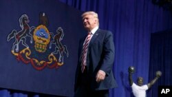 Le candidat républicain Donald Trump arrive à un meeting à Sun Center Studios, le 22 septembre 2016, à Aston, Pennsylvanie.