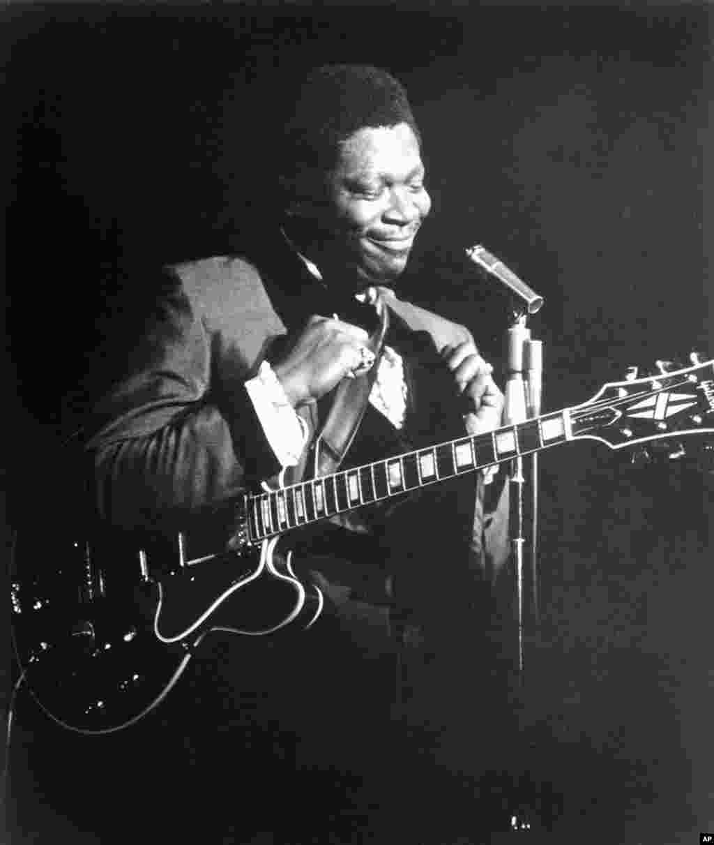 Amerikalik taniqli gitarachi, byuz musiqasiga sayqal bergan afsonaviy xonanda B.B. King 89 yoshida olamdan o&#39;tdi. Salkam 70 yillik ijodi davomida King blyuz janrini olamga tanitdi, yuzlab xonanda va sozandani tarbiyaladi. U kuchli, ehtirosli ovosi va gitarani chalish uslubi bilan dong taratgan edi.