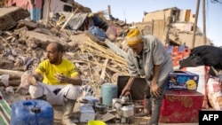 Wasu masu aikin sa-kai na agaji suna cin abinci a Morocco