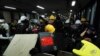 Des protestataires sont descendus lundi matin à l'heure de pointe dans plusieurs stations clés du réseau hongkongais pour bloquer les portes des métros et empêcher les trains de partir.