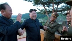Ri Pyong Chol, မြောက်ကိုရီးယားခေါင်းဆောင် Kim Jong Un နှင့် Kim Jong Sik (ညာထောင့်စွန်း )