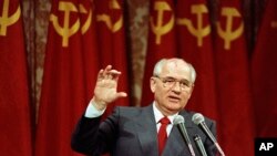 ARCHIVO - El líder soviético Mijaíl Gorbachov habla ante un grupo de ejecutivos empresariales, en junio de 1990, en San Francisco, EEUU. 