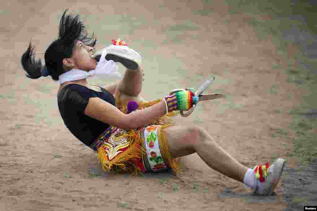 Seorang penari perempuan Peru berpartisipasi dalam Lomba &#39;Tari Gunting&#39; di pinggiran kota Lima, Peru.