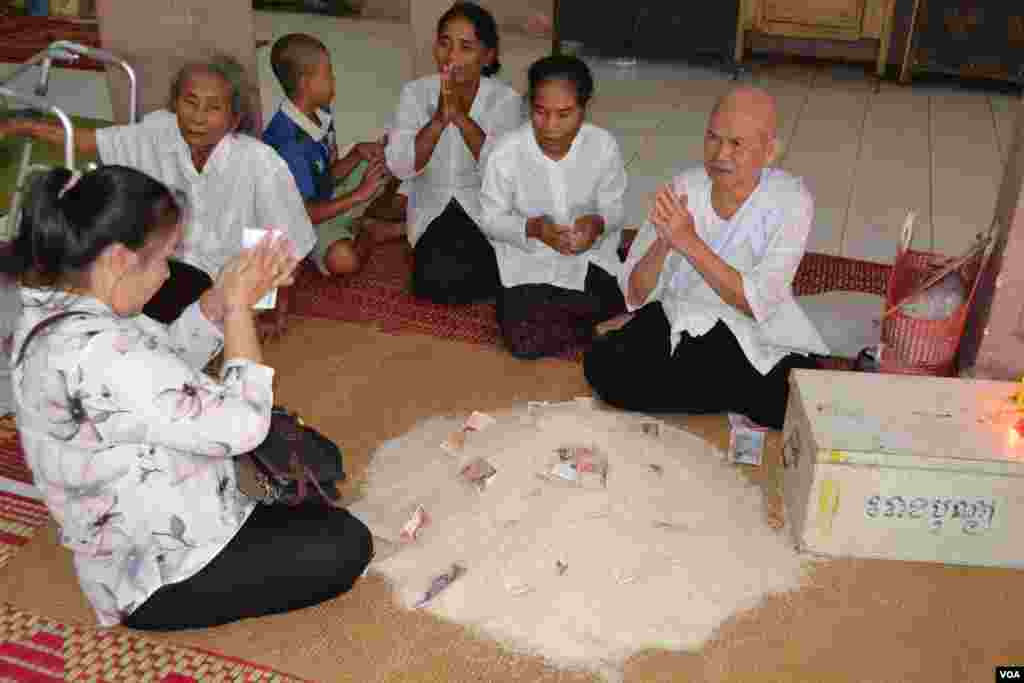 ទិដ្ឋភាពទូទៅនៅថ្ងៃកាន់បិណ្ឌទីពីរនៃពិធីបុណ្យភ្ជុំបិណ្ឌ នៅវត្តកោះ ក្នុងក្រុងភ្នំពេញ ថ្ងៃអង្គារ ទី២៦ ខែកញ្ញា ឆ្នាំ២០១៨។ (ណឹម សុភ័ក្រ្តបញ្ញា/VOA)