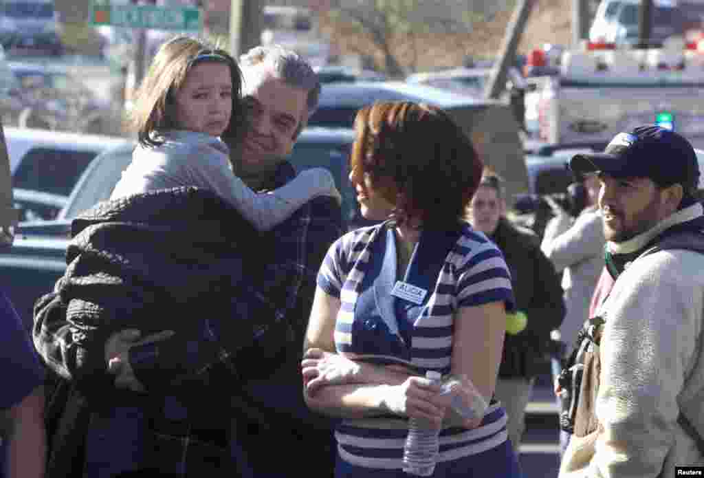 Los padres de familia llegaron en masa a recoger a sus hijos que fueron evacuados dos horas después del tiroteo.