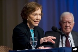 Rosalyn Carter dan mantan presiden Carter dalam konferensi pers mengenai kegiatan the Carter Center di Atlanta, 23 April 2010. (Foto: John Amis/AP Photo)
