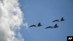 ARCHIVO - Tres cazas Sukhoi en formación durante un desfile en Caracas con motivo del Día de la Independencia, en julio de 2020.
