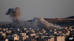 Serangan udara AS atas posisi militan ISIS di Kobani, Suriah (foto: dok). Koalisi pimpinan AS menerjunkan bantuan militer ke Kobani bagi pejuang Kurdi di sana.