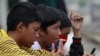 Seorang remaja pria mengisap rokok di pinggir rel kereta api di Jakarta. (Reuters/Beawiharta)