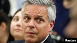 ARSIP – Dubes AS untuk Rusia, John Huntsman, tampak menyimak konferensi media yang diselenggarakan oleh Penasihat Keamanan Nasional, John Bolton, di Moskow, Rusia, 27 Juni 2018 (foto: Reuters/Sergei Karpukhin)