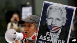 Pendukung Assange menggelar aksi protes di Old Bailey. London, 7 September 2020.