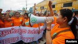  ក្រុម​កម្មករ​រោង​ចក្រ​កាត់​ដេរ​សម្លៀក​បំពាក់​​​ស្រែក​ពាក្យស​ស្លោក​ក​និង​កាន់​​​បដា​នៅ​ក្នុង​​ការ​​​ចាប់​ផ្តើម​ដំបូង​​នៃ​​​យុទ្ធនាការ​ដំឡើង​​ប្រាក់​ឈ្នួល​ដល់​ក្រុម​កម្មករ​ឲ្យ​​បាន​ដល់​១៧៧​ដុល្លារ​ក្នុង​មួយ​ខែ កាល​ពី​ថ្ងៃ​​ពុធ ទី​១៧ ខែ​កញ្ញា ឆ្នាំ​២០១៤។​ (Reuters)