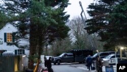 ARCHIVO - El camino de acceso a la casa del presidente Joe Biden en Wilmington, Delaware, se ve desde la camioneta de los medios el 13 de enero de 2023.