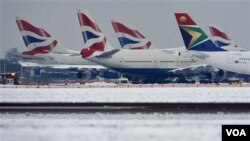 Pesawat-pesawat yang membatalkan penerbangan, akibat kondisi bandara Heathrow di London yang tertutup salju.