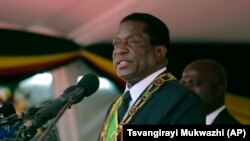 Le président du Zimbabwe, Emmerson Mnangagwa, prononce son discours lors du 38e anniversaire des célébrations de l'indépendance au National Sports Staduim à Harare, le 18 avril 2018.
