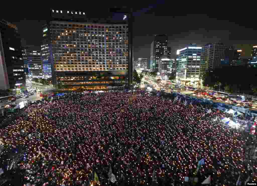Warga Korea Selatan berdemo menuntut pengunduran diri President Park Geun-Hye dan menyerukan reformasi badan intelijen nasional di pusat kota Seoul.