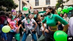 Activistas por el derecho al aborto bailan frente a la Corte Constitucional mientras los jueces continúan las discusiones sobre la despenalización del aborto en Bogotá, Colombia, el 3 de febrero de 2022.