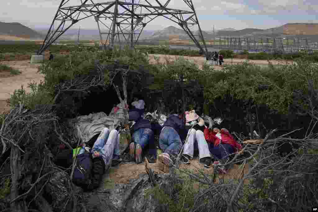 Esperando para pedir asilo en EEUU, un grupo de inmigrantes descansa en un sitio improvisado cerca de Jacumba, en el estado de California, el 10 de mayo de 2023. Los inmigrantes habían esperado durante días para presentarse ante las autoridades. [Foto: Gregory Bull]