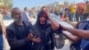Ciudadanos asisten a una mujer que ha resultado herida durante un ataque aéreo israelí en la Franja de Gaza, el 24 de octubre de 2023.