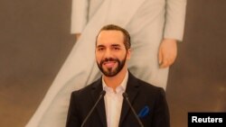 El presidente de El Salvador, Nayib Bukele, reacciona mientras habla durante un mensaje en la televisión nacional para anunciar que se postulará para la reelección en las elecciones de 2024, en San Salvador, El Salvador, 15 de septiembre de 2022.