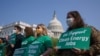 Para aktivis perubahan iklim menggelar aksi untuk meningkatkan kesadaran akan pentingnya melawan dampak perubahan iklim di Washington, As, pada 28 Juli 2021. (Foto: AP/J. Scott Applewhite)