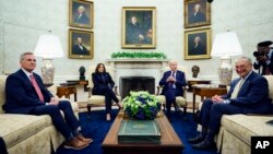 El presidente Jode Biden habla durante una reunión con los líderes del Congreso y la vicepresidenta Kamala Harris en la Oficina Oval de la Casa Blanca, en Washington, el 16 de mayo de 2023. 