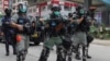 香港防暴警察向抗议中国人大制定港版国安法的示威者发射催泪瓦斯。（2020年5月24日）