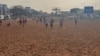 Des jeunes jouent au football malgré les restrictions en vigueur, à Dakar, le 27 mai 2020. (VOA/Seydina Aba Gueye)