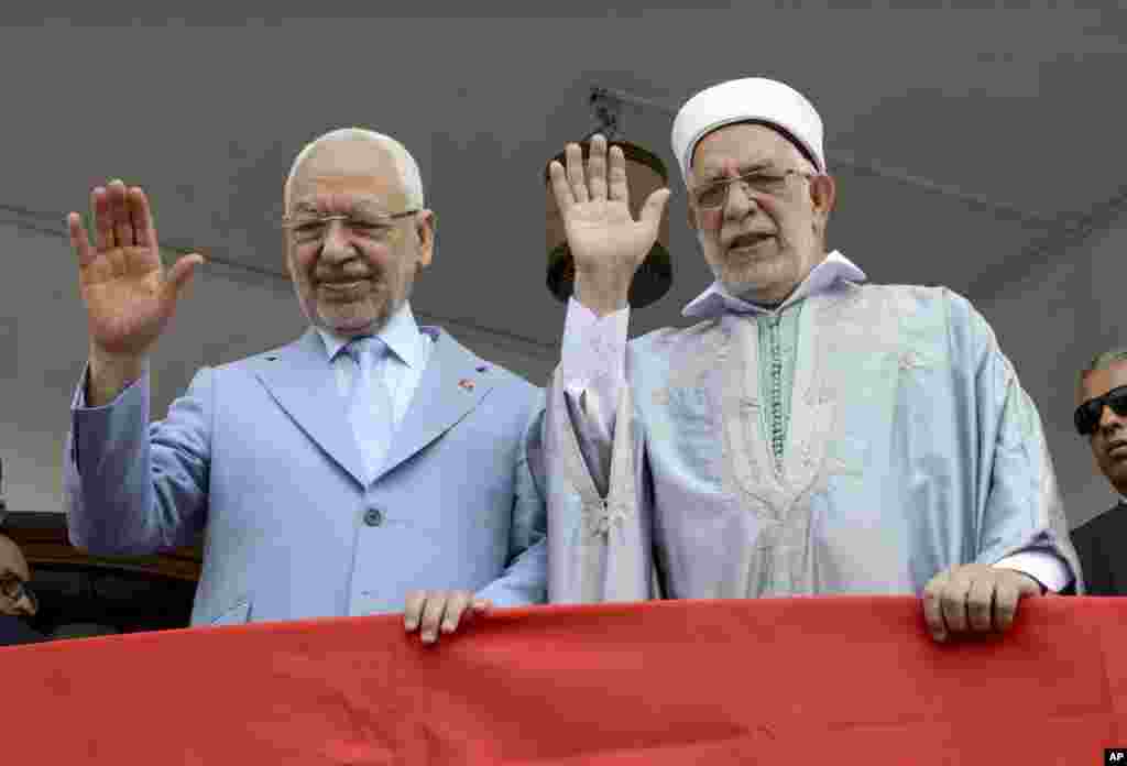 عبد الفتاح مورو (راست) و راشد الغنوشی دو رهبر اسلامی در حاشیه انتخابات در تونس برای حامیان خود دست تکان می دهند. ۲۶ نامزد برای دور اول انتخابات ریاست جمهوری هفته آینده در این کشور با هم رقابت دارند. 